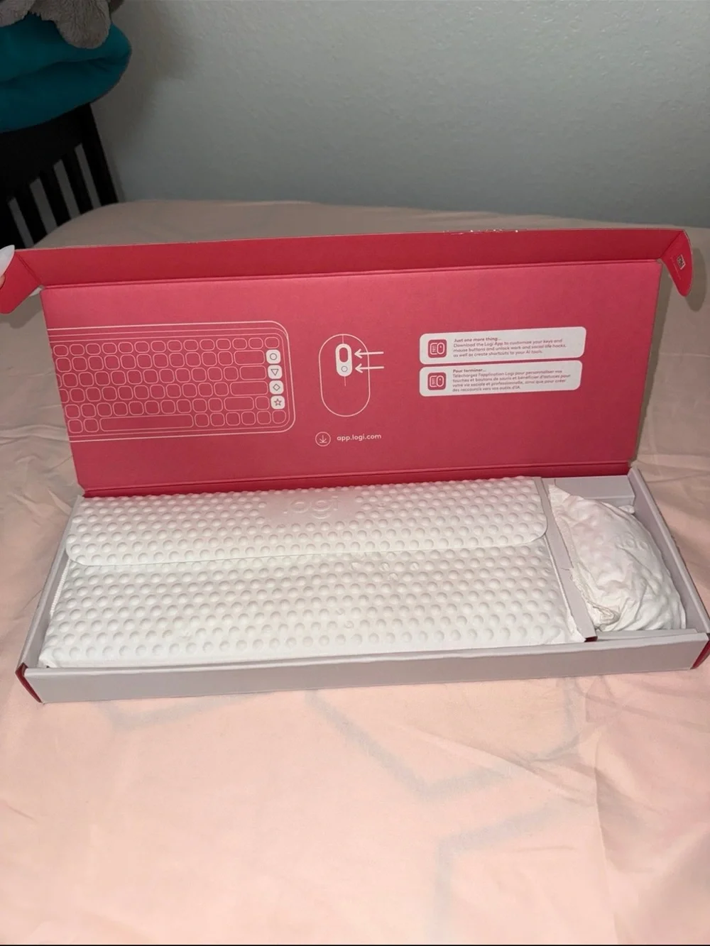 Logitech Wireless Compact Keyboard in Pink and White